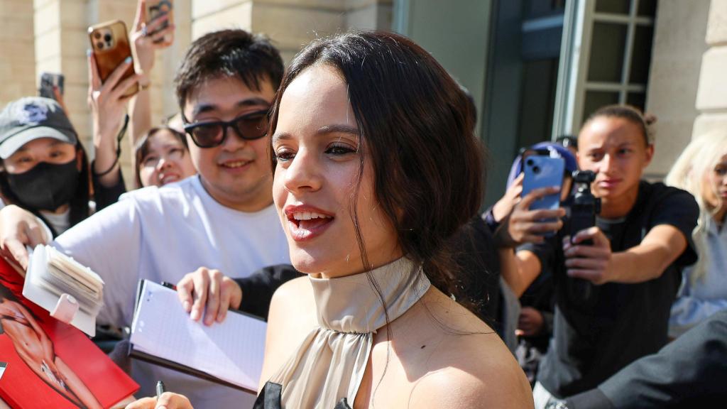 La cantante, rodeada de fans.