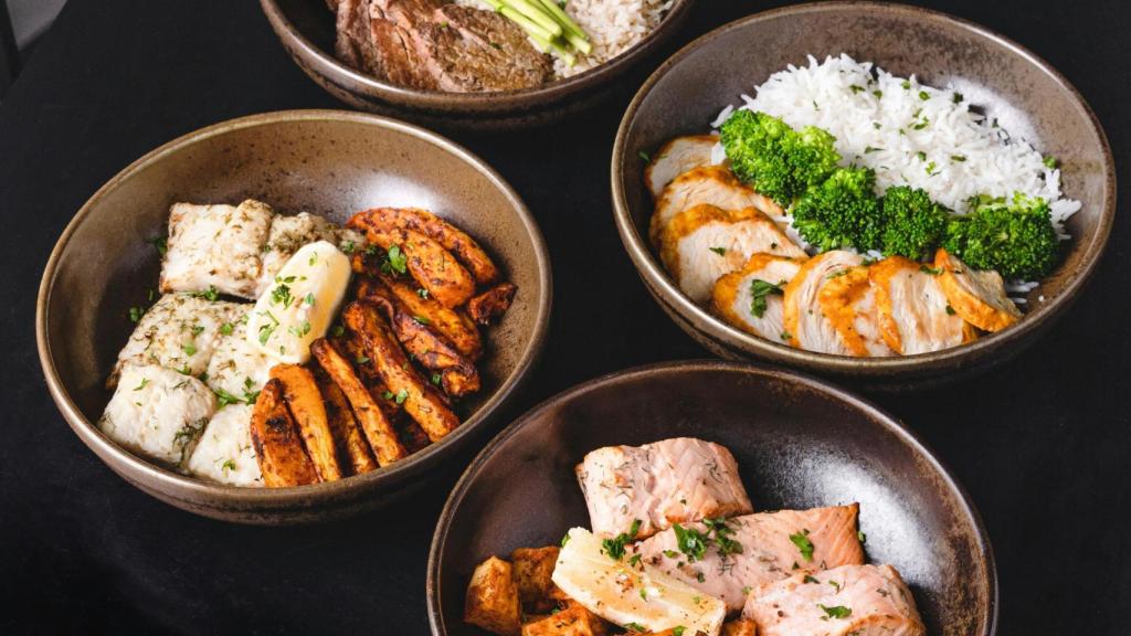 Diferentes platos de comida saludable.