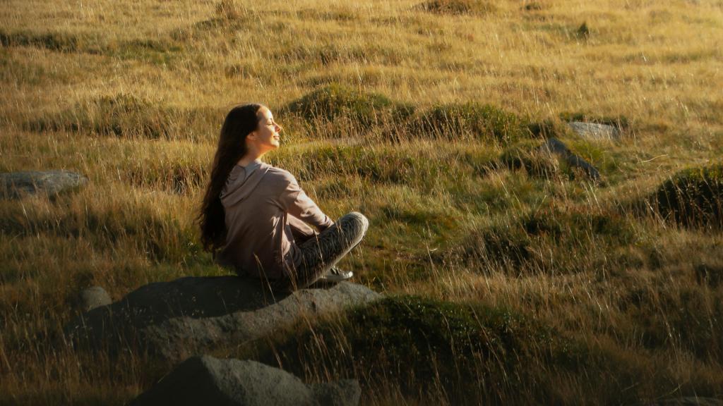 Imagen de archivo de una chica descansando al sol.