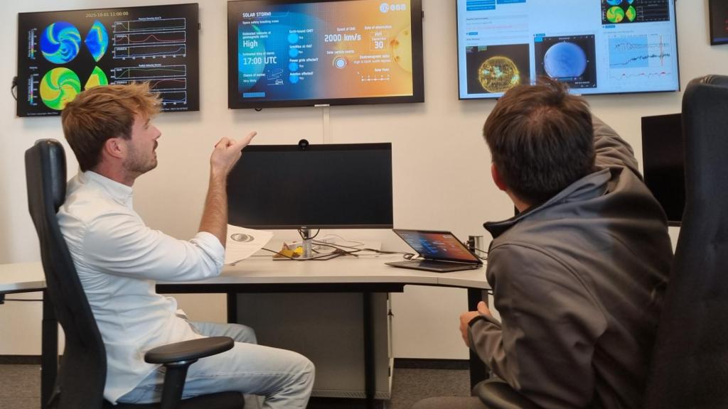 Dos técnicos de la ESA durante la simulación