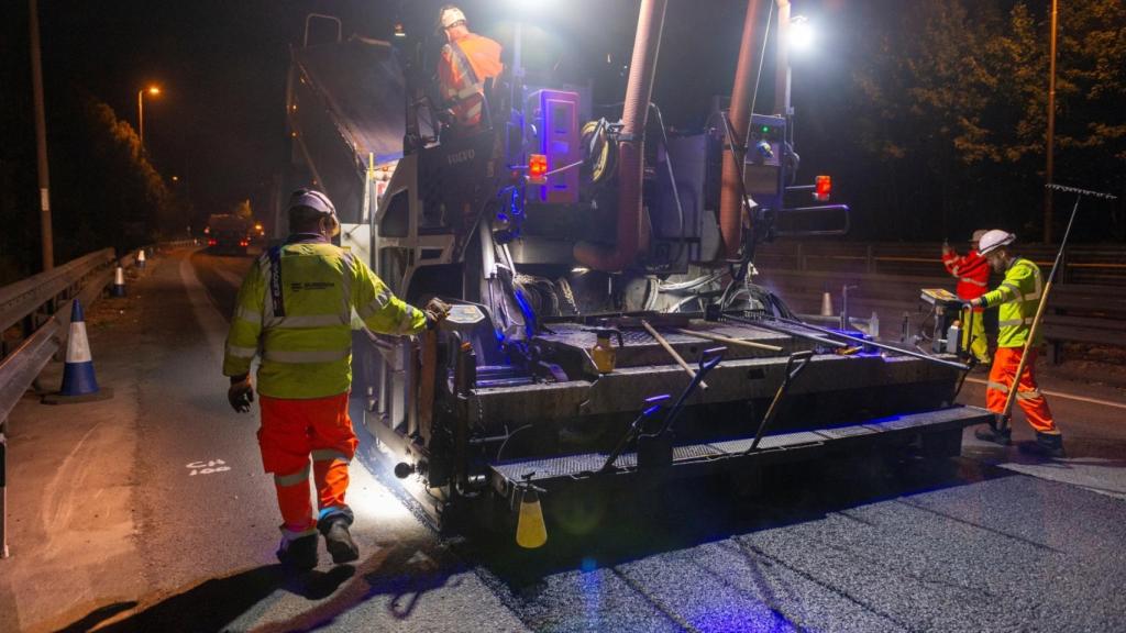 Operarios asfaltando carreteras de Essex con el asfalto Gipave.