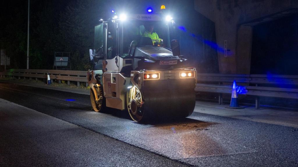 Operarios asfaltando carreteras de Essex con el asfalto Gipave.