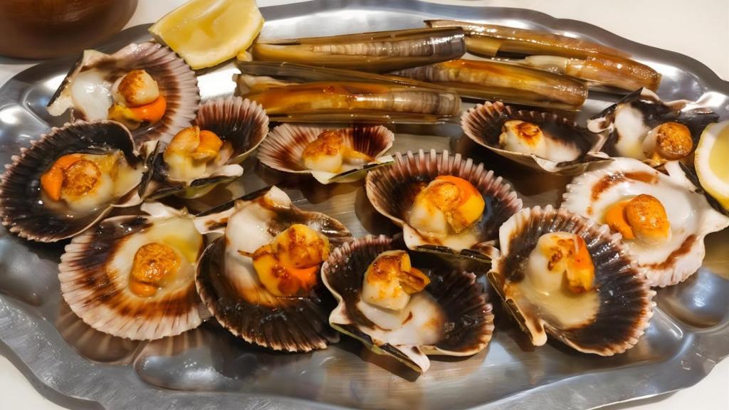 Una bandeja de zamburiñas del Restaurante El Puerto, en Vigo.