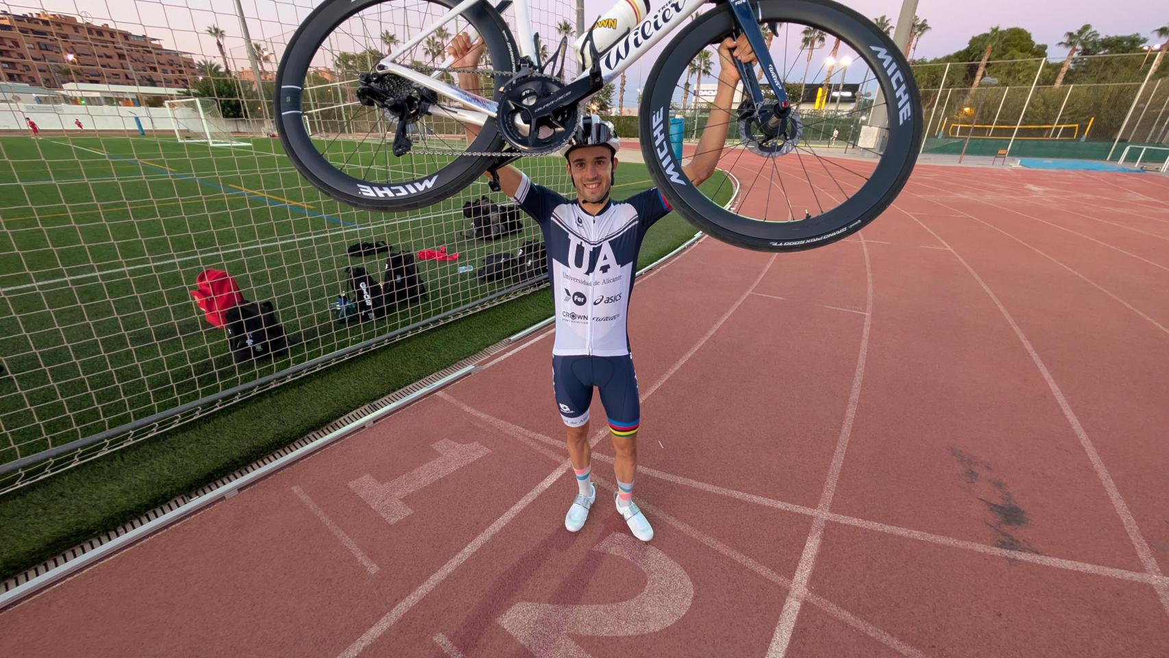 David Cantero esta semana en la pista de atletismo de la UA en el campus de Sant Vicent.