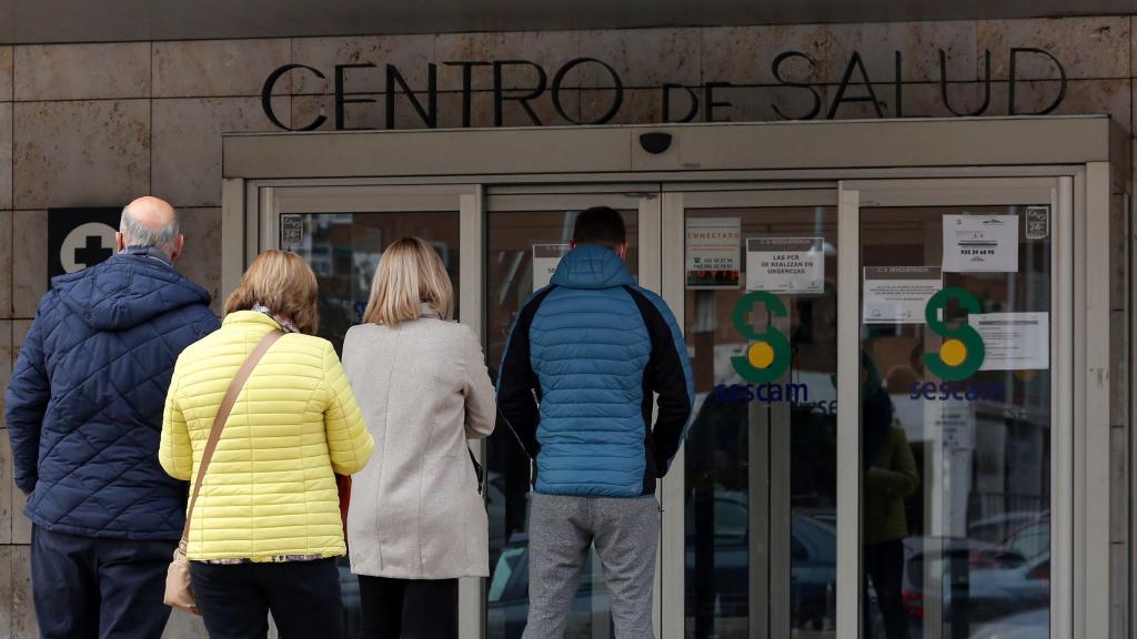 Varios ciudadanos a las puertas de un centro de salud, en Toledo.