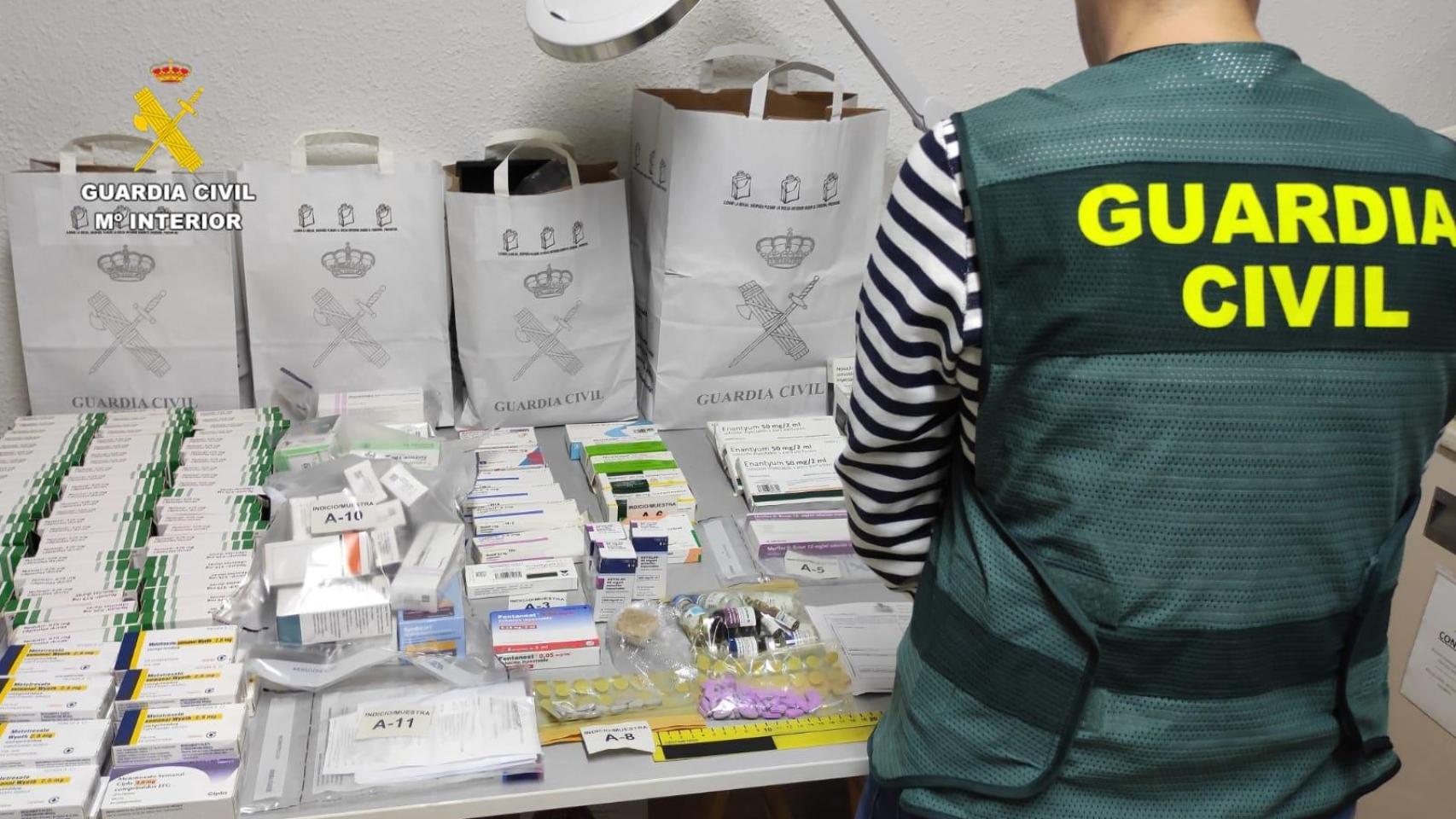 La Guardia Civil, en la operación “Grecofar”, ha detenido a 22 personas pertenecientes a una organización dedicada a la venta ilegal de medicamentos por Internet