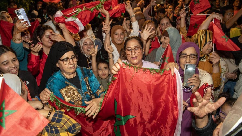 Marroquíes celebran la decisión de la ONU en las calles de Rabat.