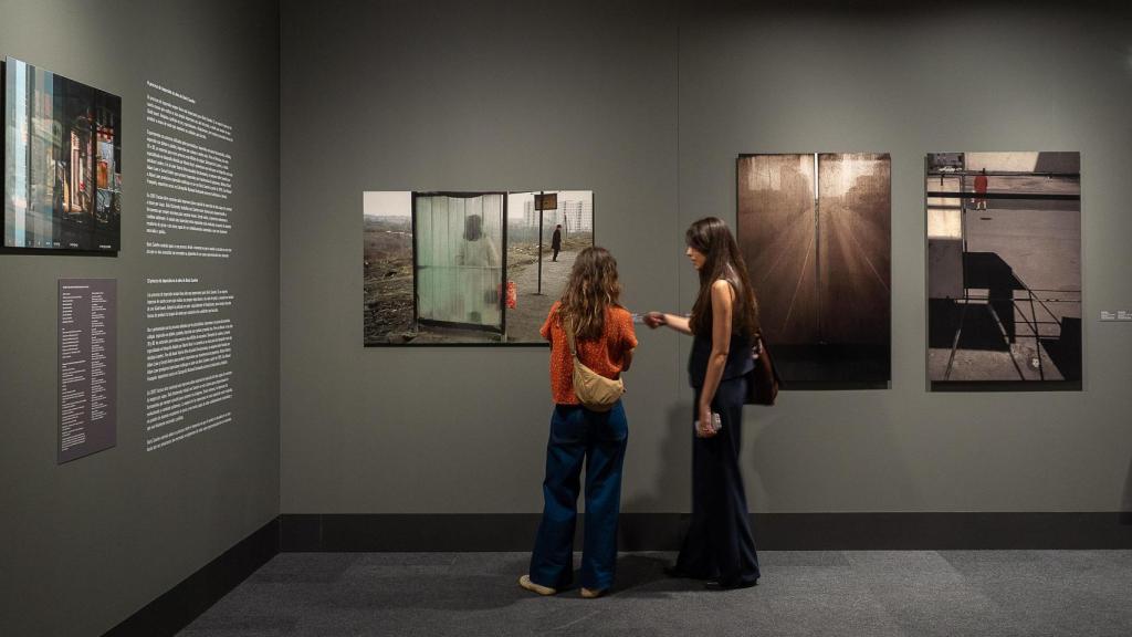 Dos visitantes contemplan la exposición.