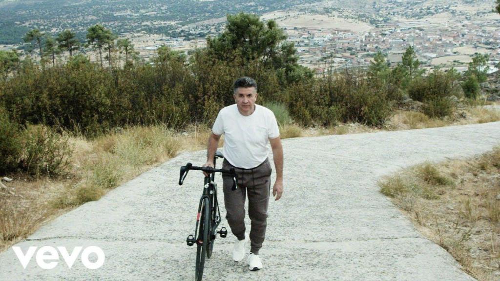 Carlos Sastre, campeón del Tour de Francia 2008 y cuñado del ciclista homenajeado, es protagonista del vídeo