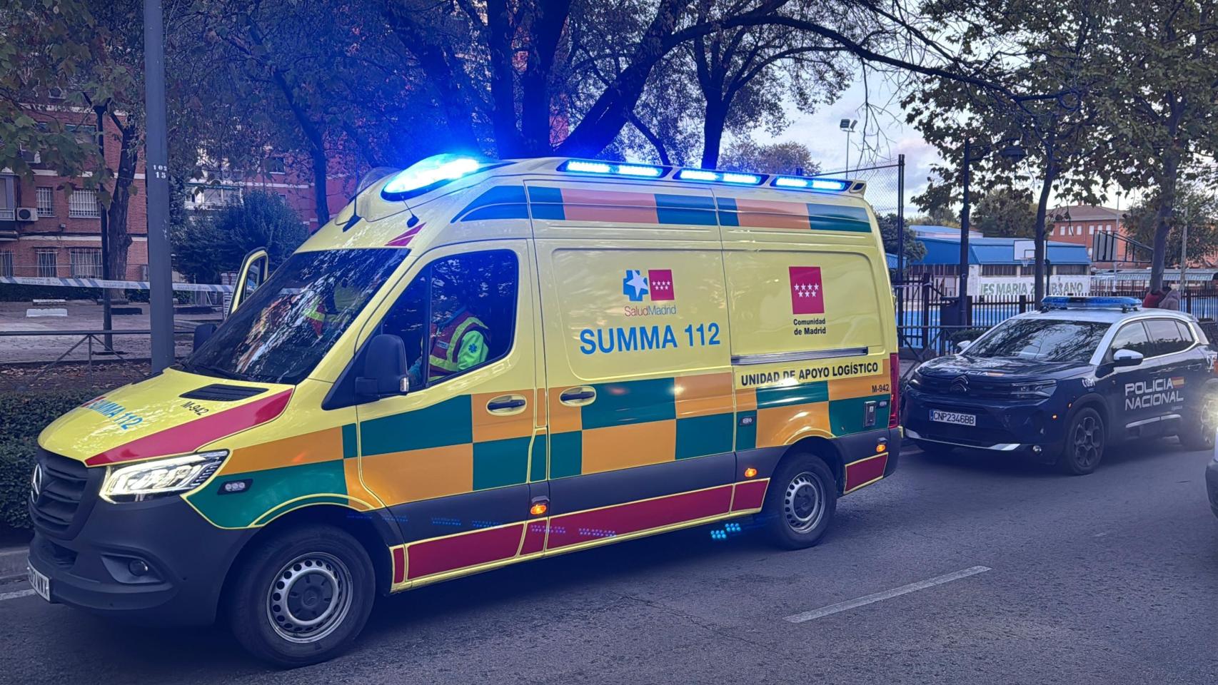 Ambulancia del SUMMA 112 de la Comunidad de Madrid en el lugar de los hechos.