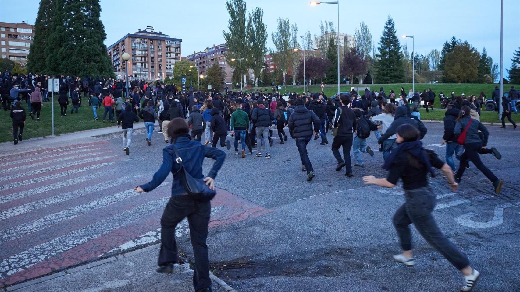 Decenas de personas corriendo tras la intervención policial de las Unidades de Intervención Policial (UIP) en el acto que había convocado Vito Quiles en la Universidad de Navarra, a 30 de octubre de 2025, en Pamplona, Navarra (España).