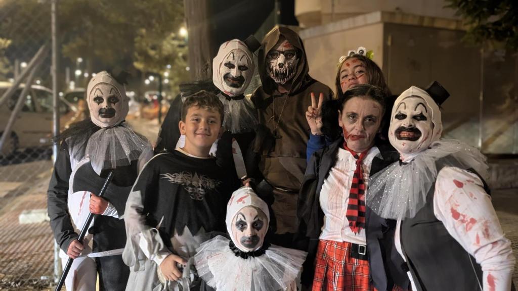 Una familia en Halloween.