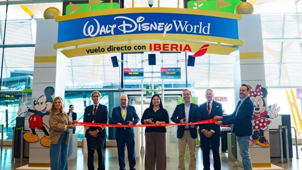Mario Otero, director del Aeropuerto de Madrid, Beatriz Guillén, directora de Clientes de Iberia y Tiago Santos, director general de Disney Destinations para España y Portugal,  durante el acto inaugural del vuelo directo de Madrid a Orlando en el Aeropuerto de Adolfo Suárez Madrid Barajas