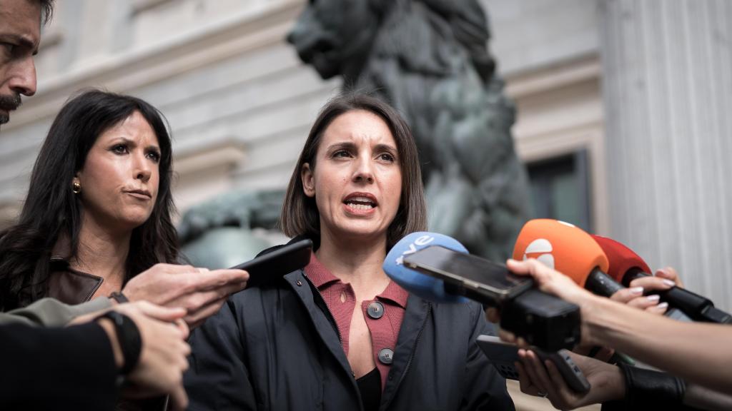 La eurodiputada de Podemos, Irene Montero, a las puertas del Congreso.