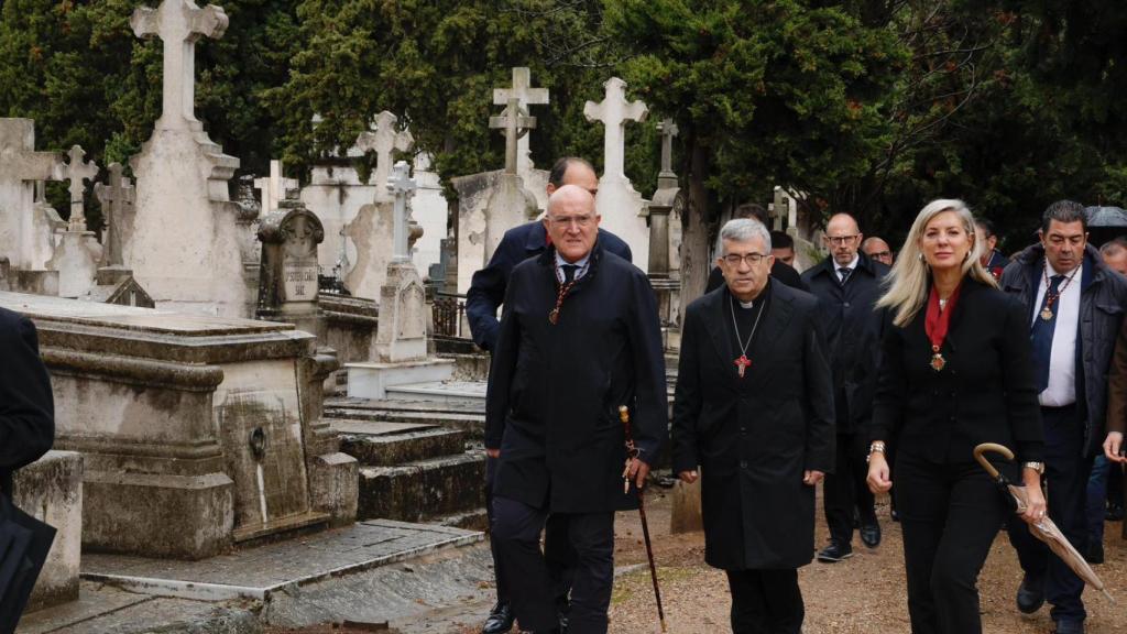Carnero, Argüello y Carvajal durante la tradicional visita al cementerio del 1 de noviembre