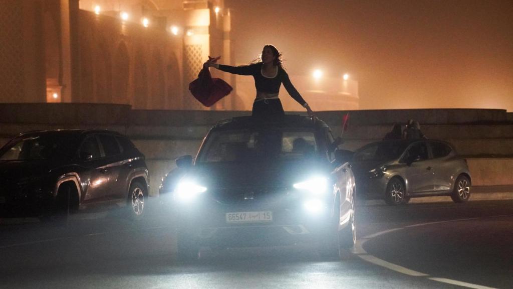 Una mujer sostiene la bandera de Marruecos en Casablanca.