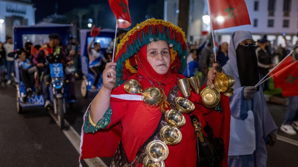 Mujeres marroquíes celebran el respaldo de la ONU al plan de autonomía saharaui.