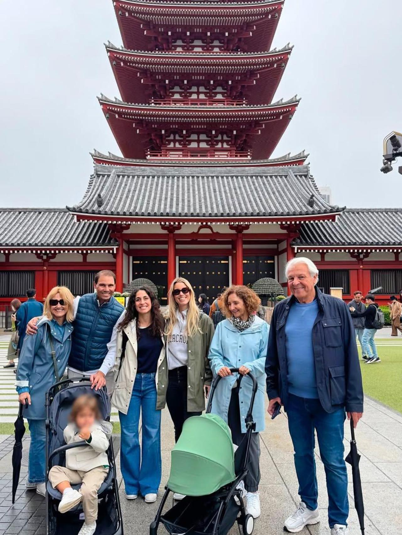 Rafa Nadal y su familia, durante unas vacaciones en Japón.
