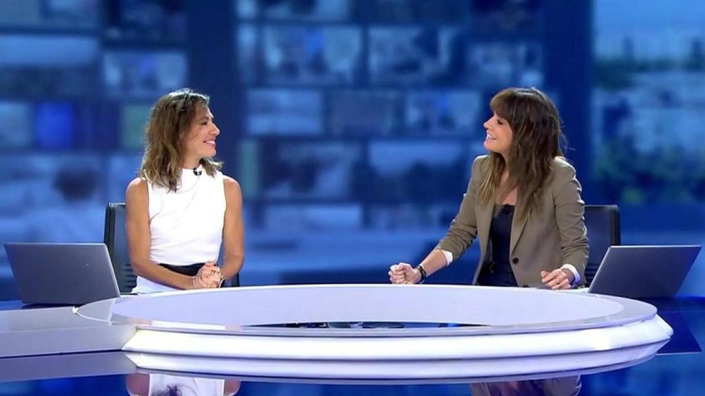 Ángeles Blanco e Isabel Jiménez en 'Informativos Telecinco'.