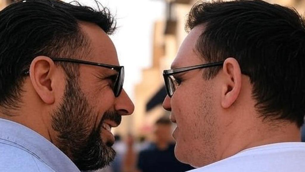 Una imagen de  un padre y un hijo.