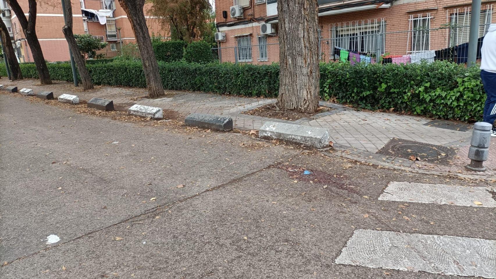 Lugar donde se ha producido el tiroteo, con las manchas de sangre en la calzada.