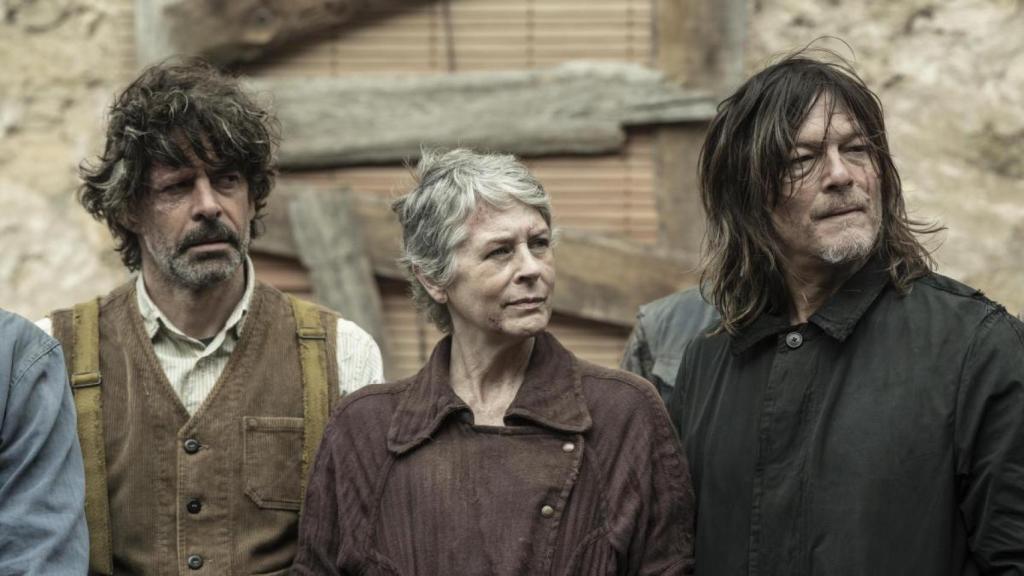Eduardo Noriega, Melissa McBride y Norman Reedus en 'The Walking Dead: Daryl Dixon'.