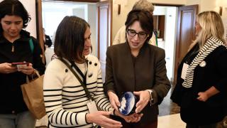 La conselleira de Economía e Industria, María Jesús Lorenzana, en el Mercado dos Faros, en A Coruña.