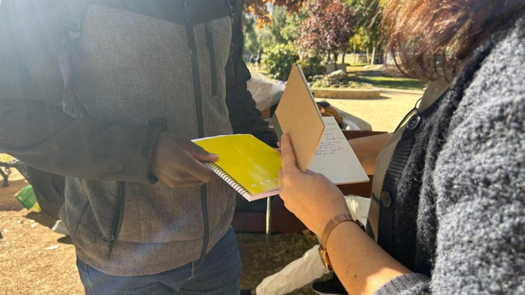 Clara, la vecina que ayuda a las personas sin hogar en el parque Bruil.