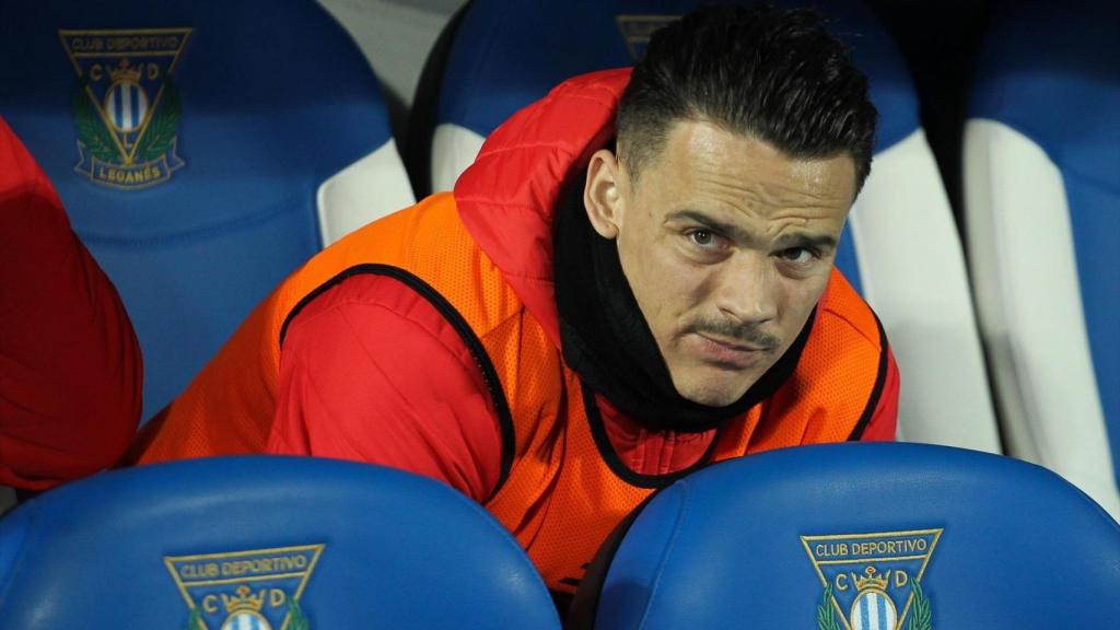 Roque Mesa, en el banquillo de Butarque.