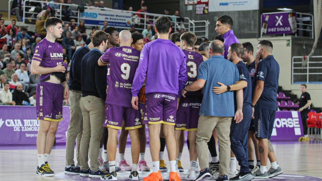 Los jugadores del Club Baloncesto Ciudad de Valladolid durante la suspensión