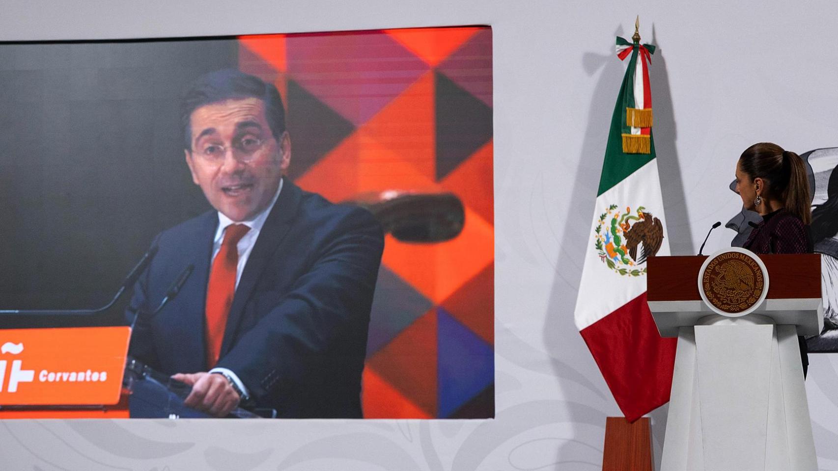 La presidenta de México, Claudia Sheinbaum, observa este viernes el video en el que el ministro Albares admite que España causó “dolor e injusticia” durante la conquista.