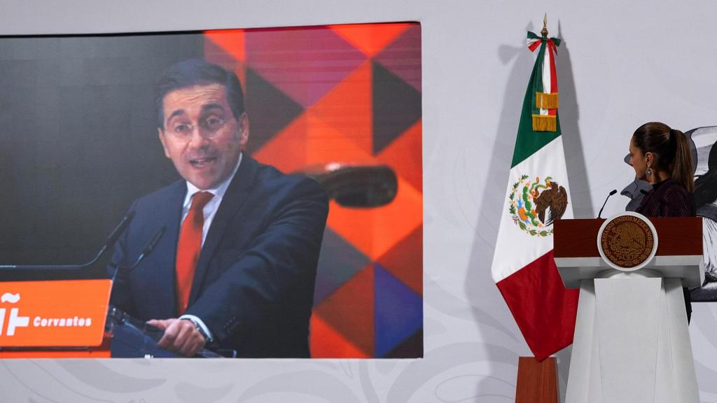 La presidenta de México, Claudia Sheinbaum, observa este viernes el video en el que el ministro Albares admite que España causó “dolor e injusticia” durante la conquista.