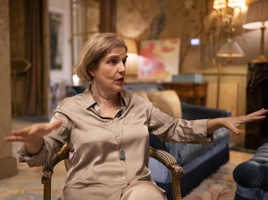 Pilar Rahola, en el salón Cugat del Hotel El Palace, de Barcelona, durante la entrevista con EL ESPAÑOL.