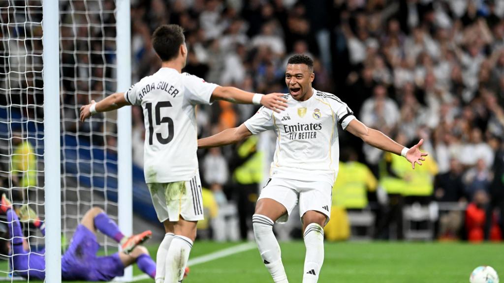 Mbappé se abraza con Arda Güler tras el 2-0 ante el Valencia