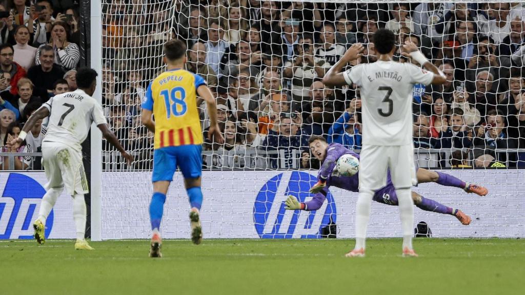 Agirrezabala para el penalti a Vinicius durante el Real Madrid - Valencia