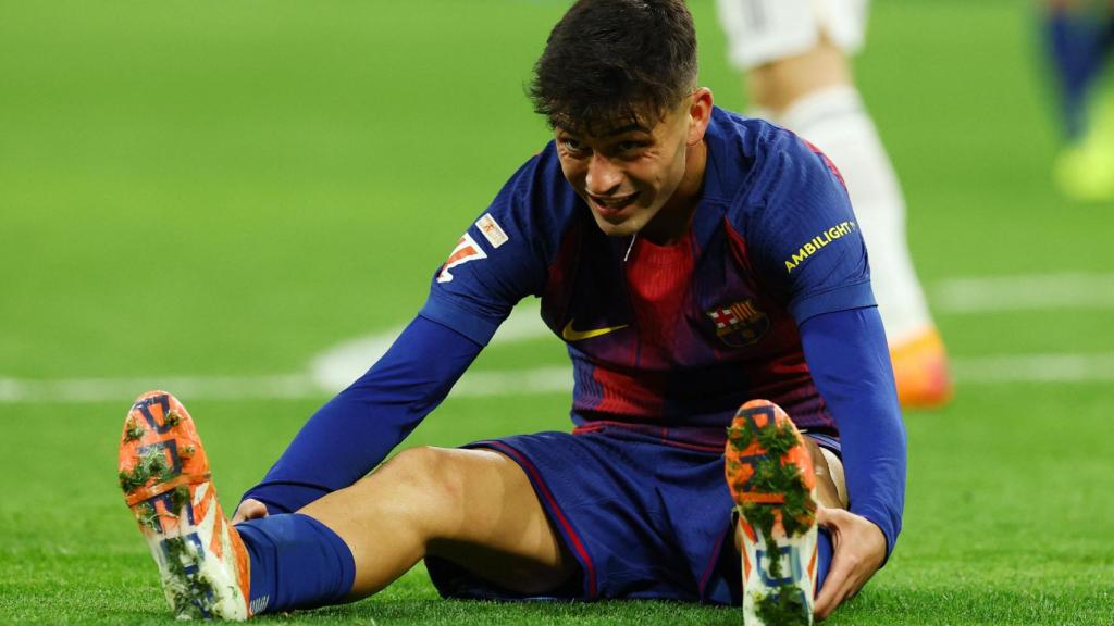 Pedri, tumbado en el césped del Clásico.