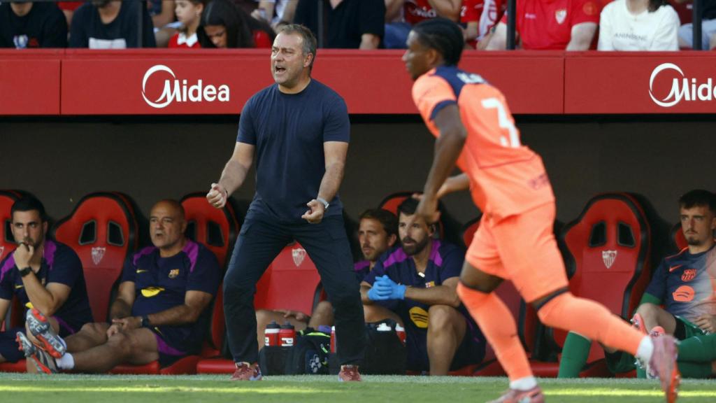 Hansi Flick da instrucciones a sus jugadores durante el partido ante el Sevilla.
