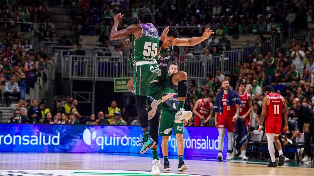 Kendrick Perry y Tyson Pérez celebran una canasta del Unicaja