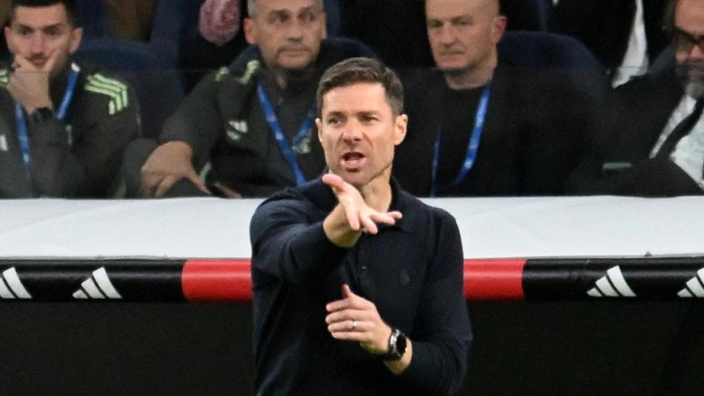 Xabi Alonso da instrucciones durante el partido contra el Valencia.
