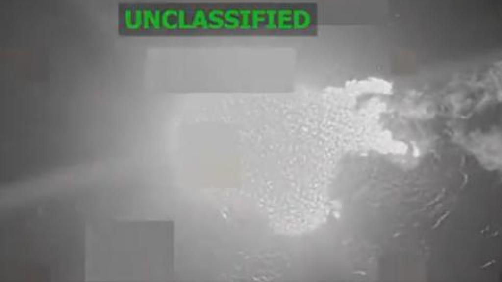 Instante en el que la embarcación atacada por EEUU explota en aguas internacionales.