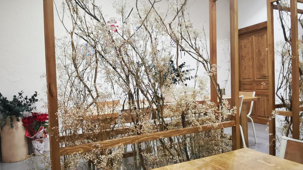 Interior de la cafetería.