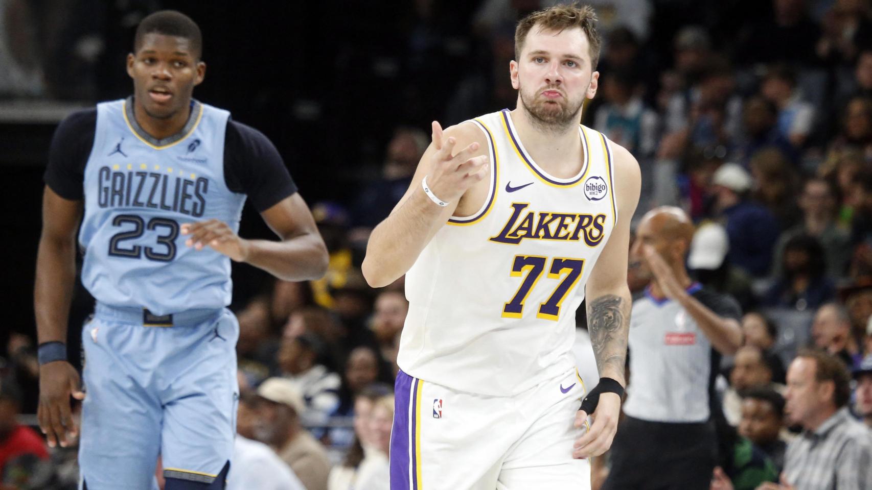Luka Doncic celebra una canasta contra Memphis.
