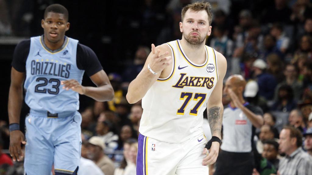 Luka Doncic celebra una canasta contra Memphis.
