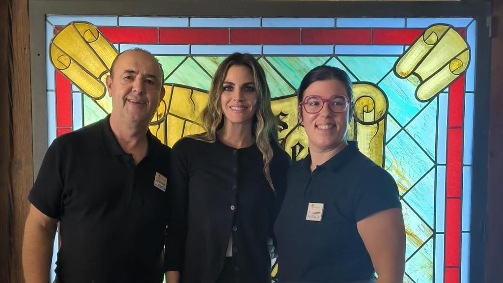 Amaia Salamanca posa junto a dos empleados del restaurante