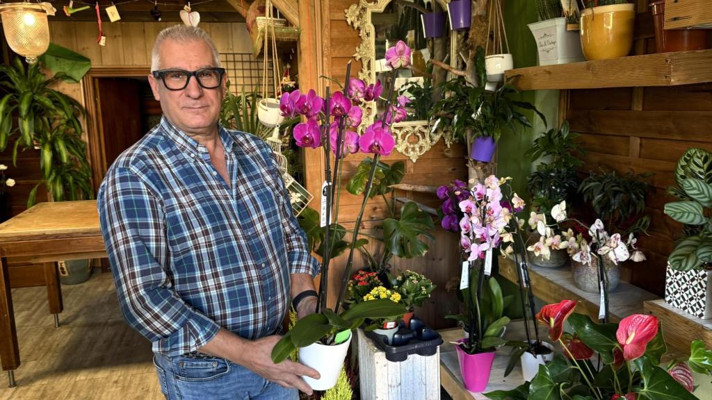 José Antonio en su floristería de Valladolid