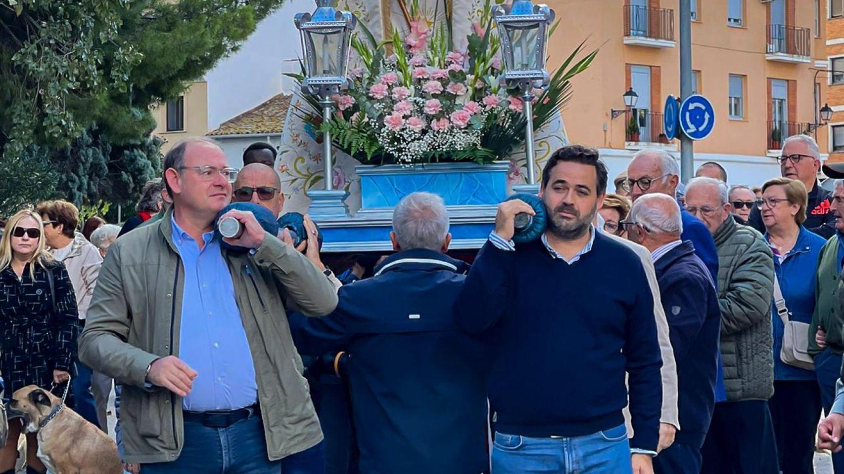 Paco Núñez participa en el traslado de la Virgen de Belén en Almansa.