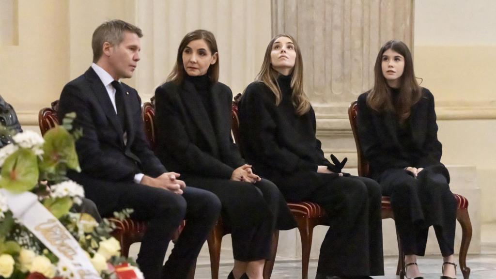 El príncipe Manuel Filiberto de Saboya, junto a Clotilde Courau y sus hijas Vittoria y Luisa di Savoia, en el funeral de Víctor Manuel de Saboya en Turín (Italia), el 9 de febrero de 2024.