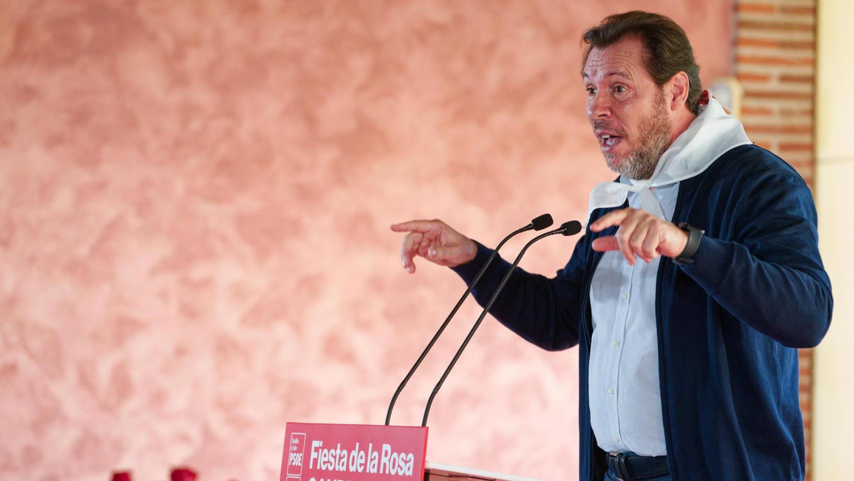 El ministro de Transportes, Óscar Puente, este domingo durante la fiesta de la rosa del PSOE en Candeleda (Ávlia).