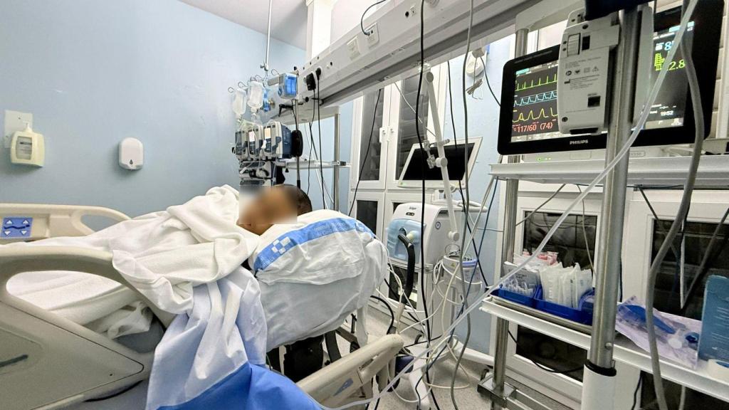 Wahid, ingresado en la UVI.