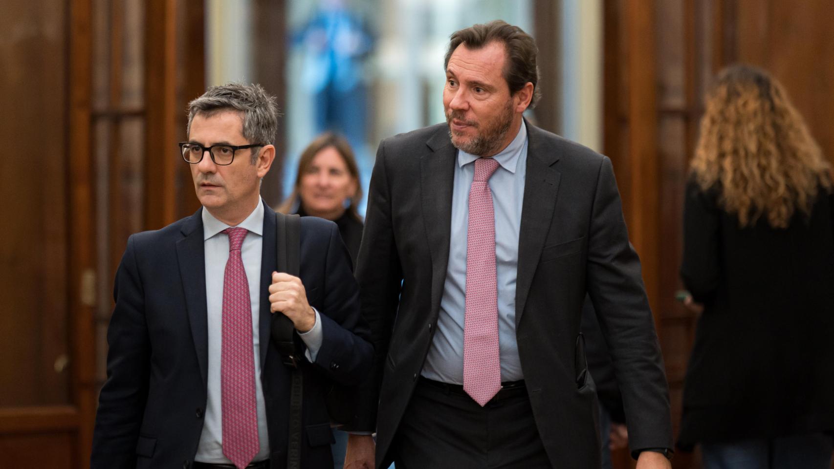 Félix Bolaños y Óscar Puente, en los pasillos del Congreso.